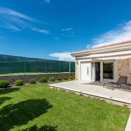 Puccini With Pool And Sauna Frata