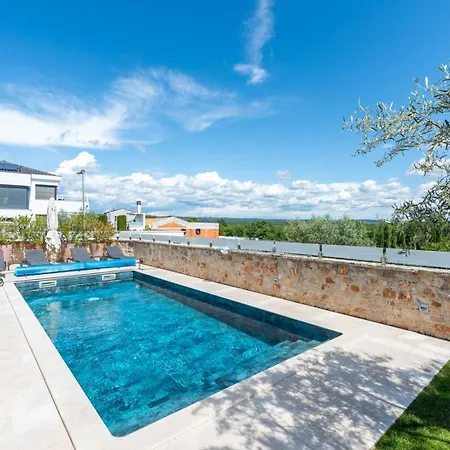 Puccini With Pool And Sauna Villa