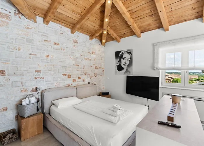 Puccini With Pool And Sauna Villa *