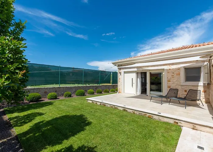 Puccini With Pool And Sauna Frata