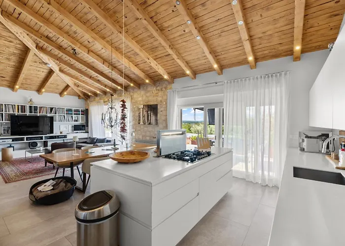 Puccini With Pool And Sauna Frata