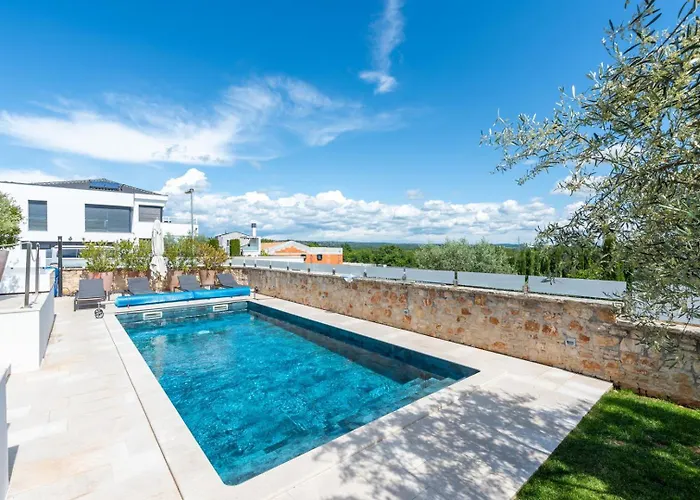 Puccini With Pool And Sauna Villa