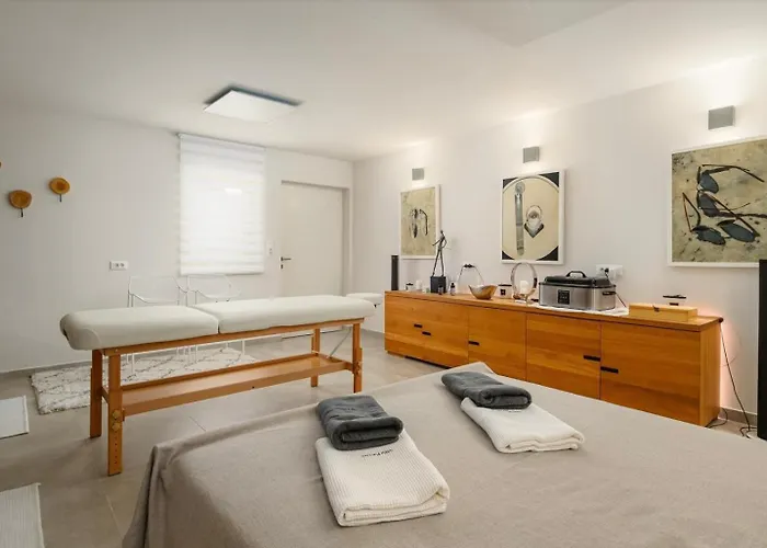 Villa Puccini With Pool And Sauna